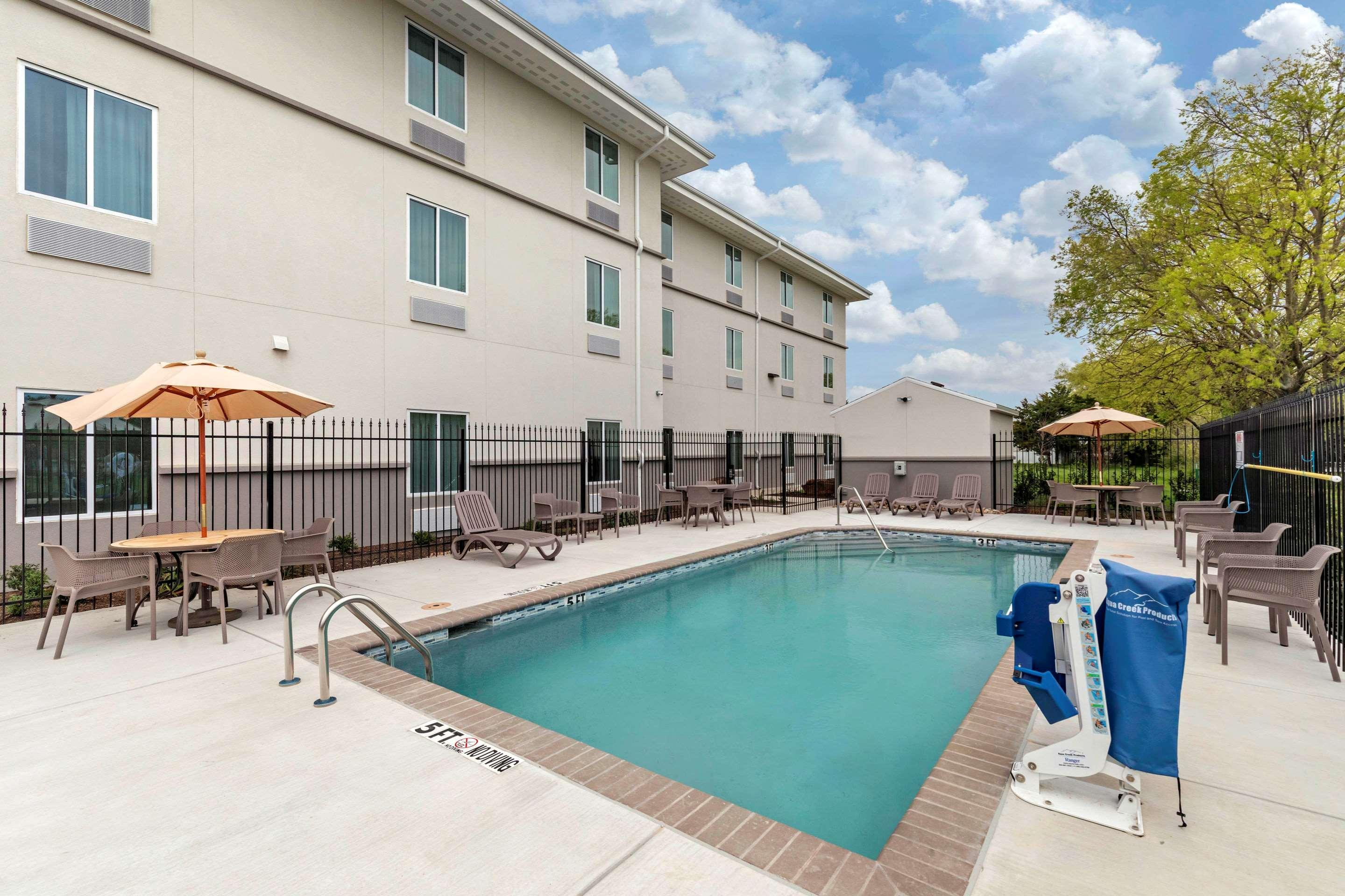 Mainstay Suites Lancaster Dallas South Екстериор снимка